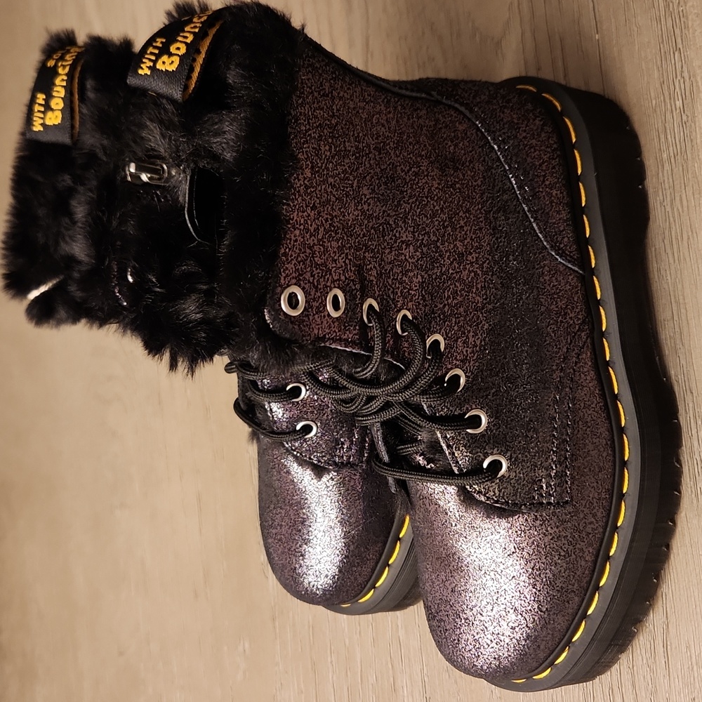 🔥 NWT Dr. Martens Jadon Faux Fur-Lined Distressed Metallic Platform Boots 7 - Picture 2 of 7